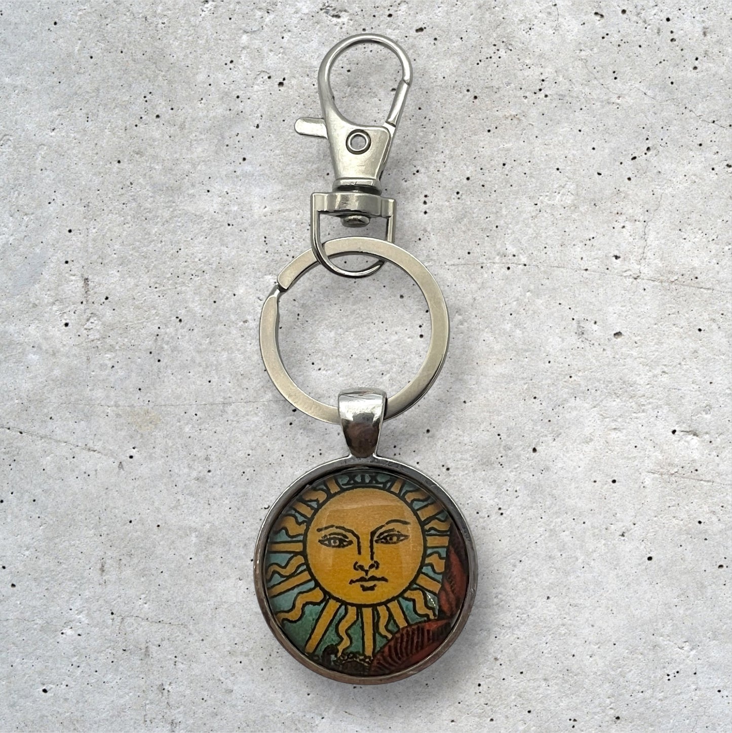 Sun Tarot Keychain – Boho Celestial Sun Face Pendant Astrology Gift
