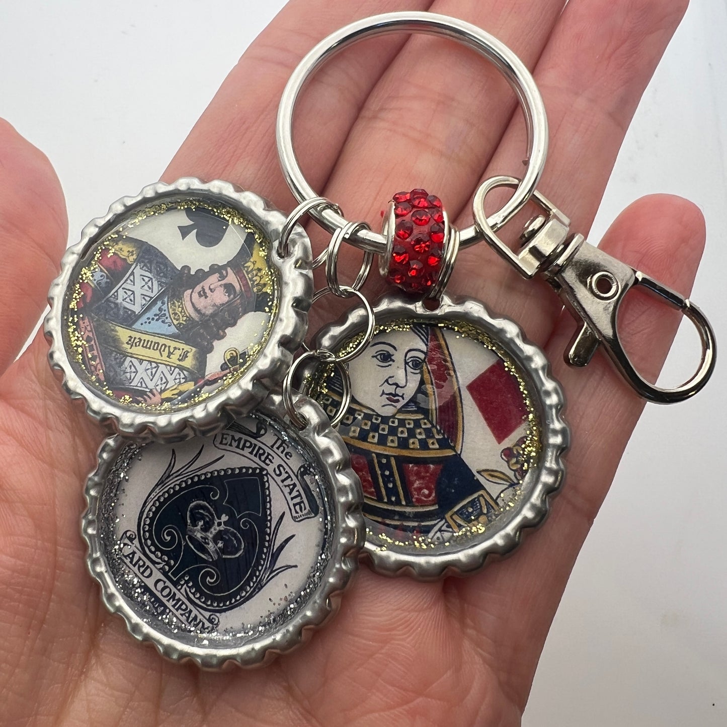 Vintage Playing Card Keychain β Handmade King & Queen Bottle Cap Charm with Glitter