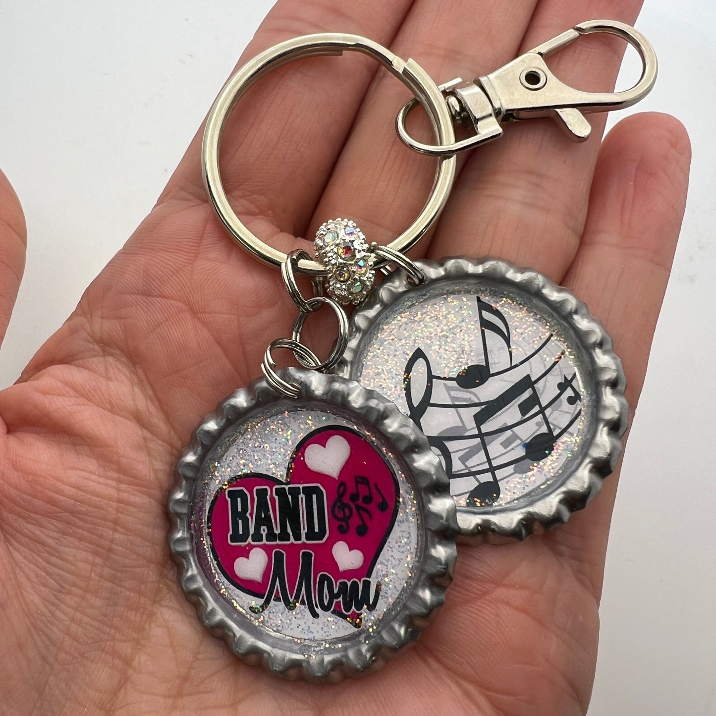 Band Mom Keychain with Music Notes – Glitter Resin Bottle Cap Keyring Gift