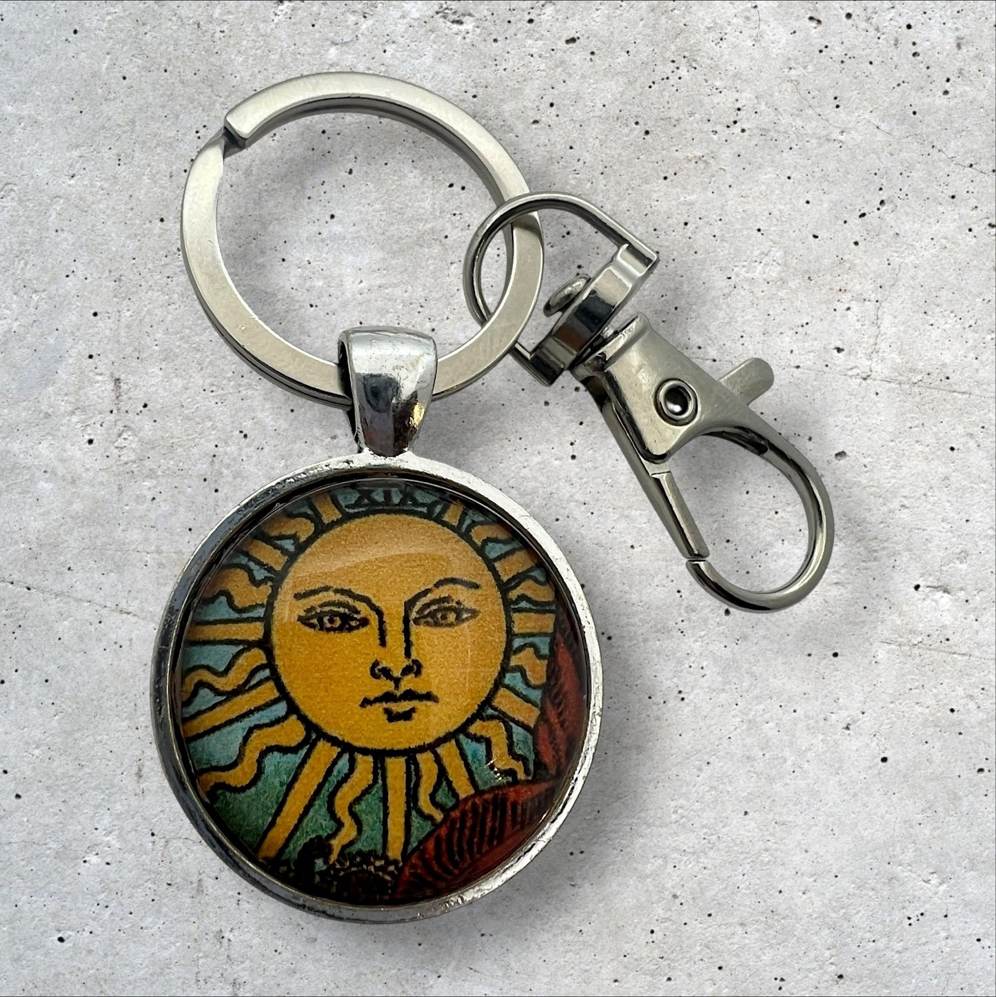 Sun Tarot Keychain – Boho Celestial Sun Face Pendant Astrology Gift