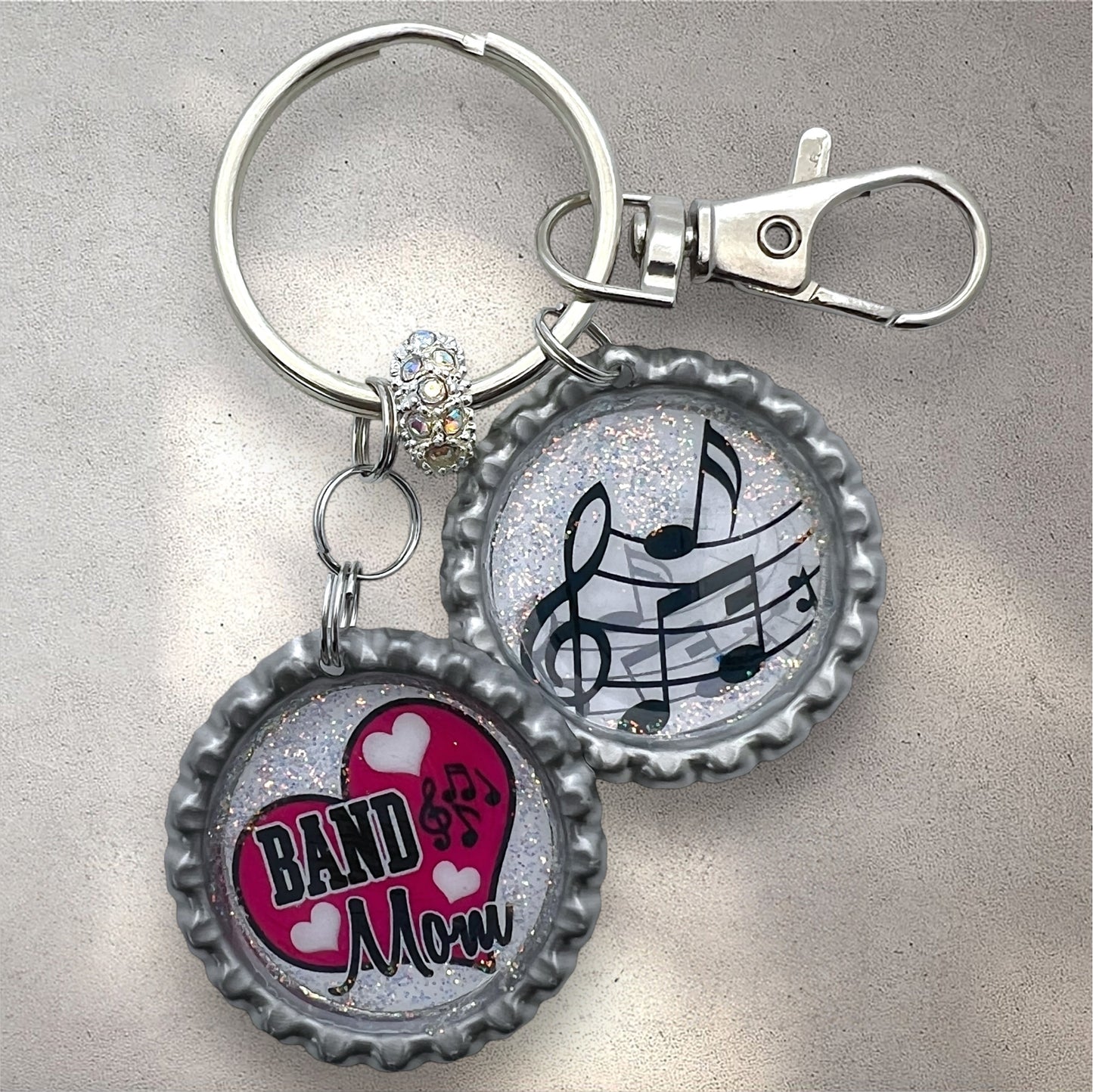 Band Mom Keychain with Music Notes – Glitter Resin Bottle Cap Keyring Gift