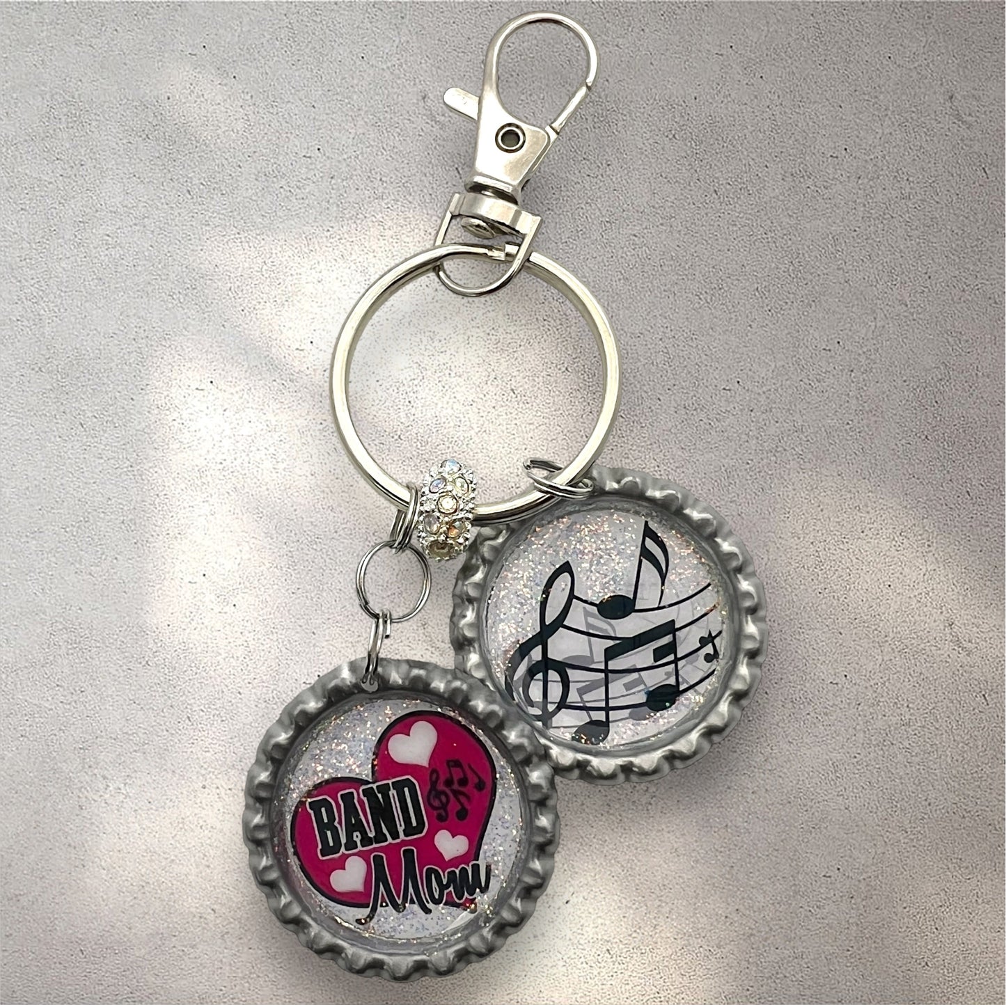 Band Mom Keychain with Music Notes – Glitter Resin Bottle Cap Keyring Gift