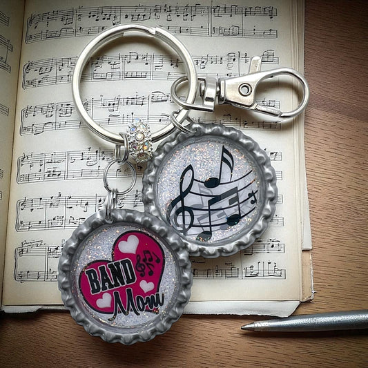 Band Mom Keychain with Music Notes – Glitter Resin Bottle Cap Keyring Gift